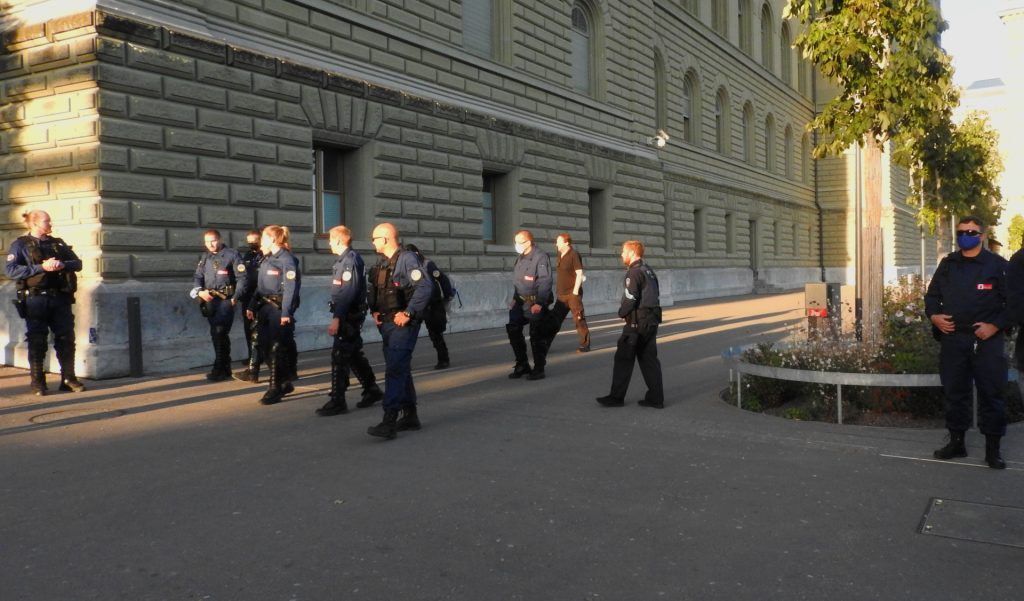 Demo in Bern: das Bundeshaus war mit mehreren Sperren und Verteidigungslinien gesichert.