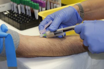 Unsichere Impfstoffe werden der gesamten Bevölkerung verabreicht.
