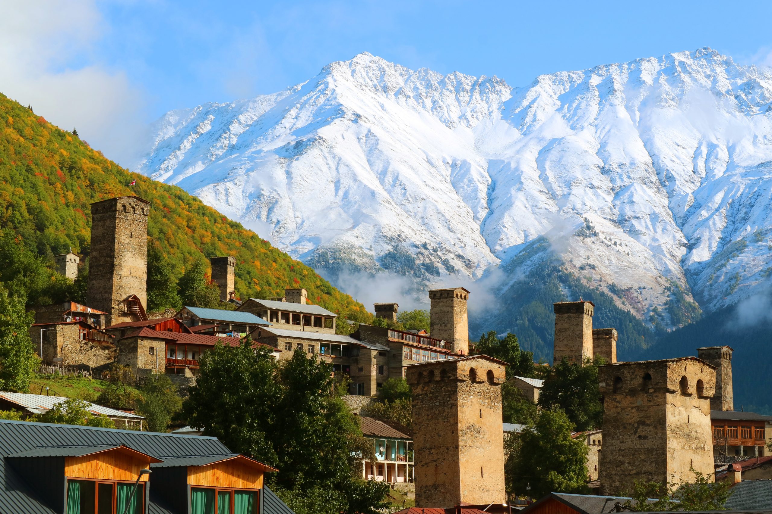 Mestia Georgien, im Hintergrund schneebedecktes Kaukasus-Gebirge.
