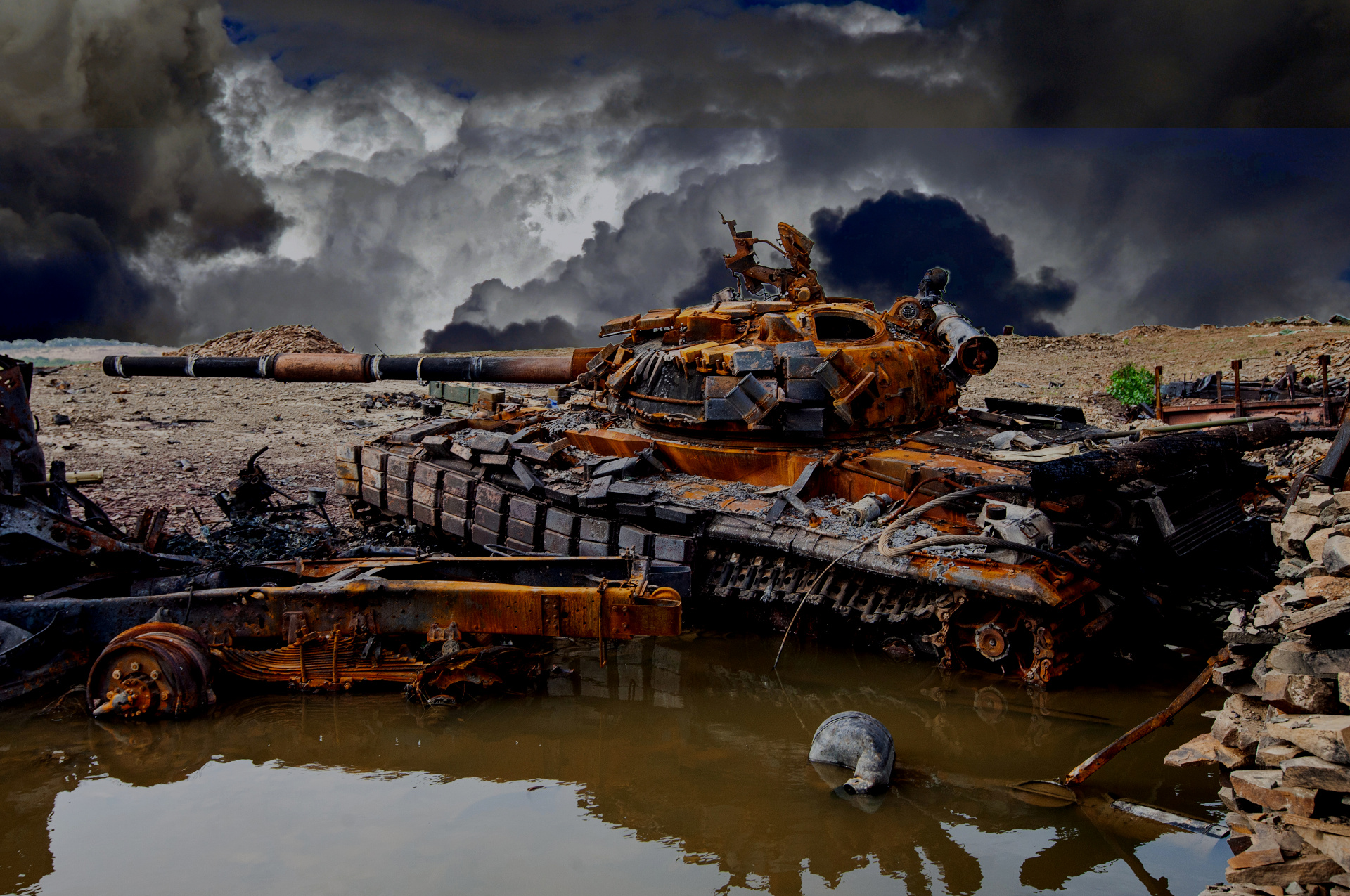 rostiger Panzer und dunkle Wolken